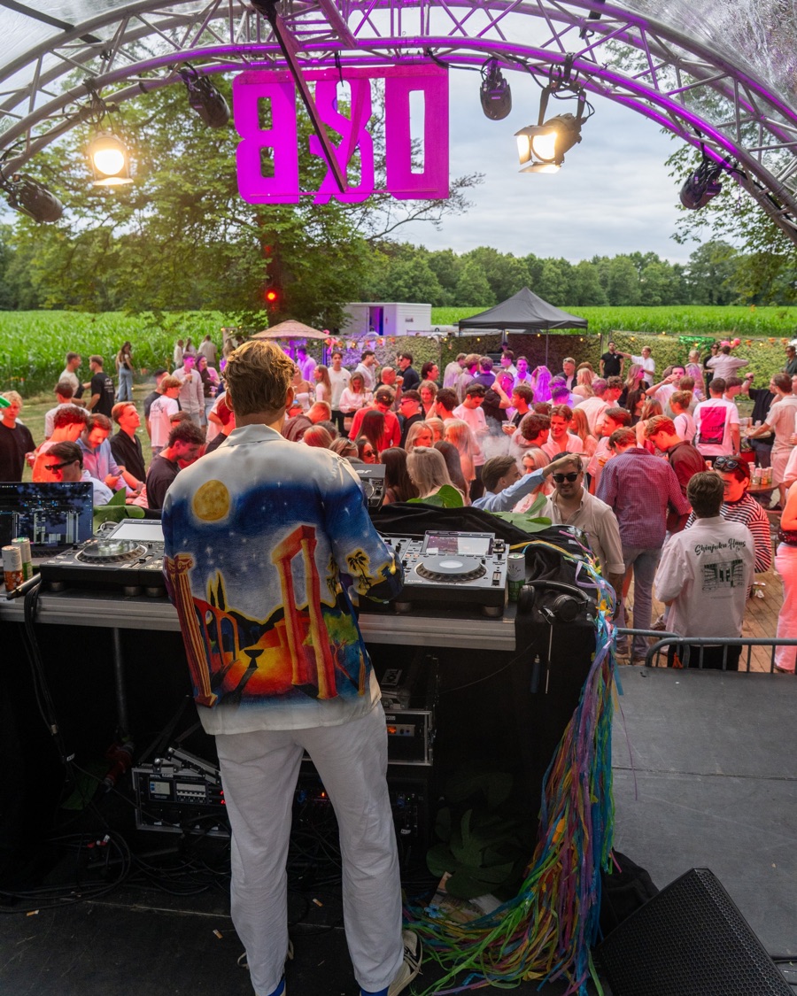 Het podium met het verlichte D&B-bord in de avond